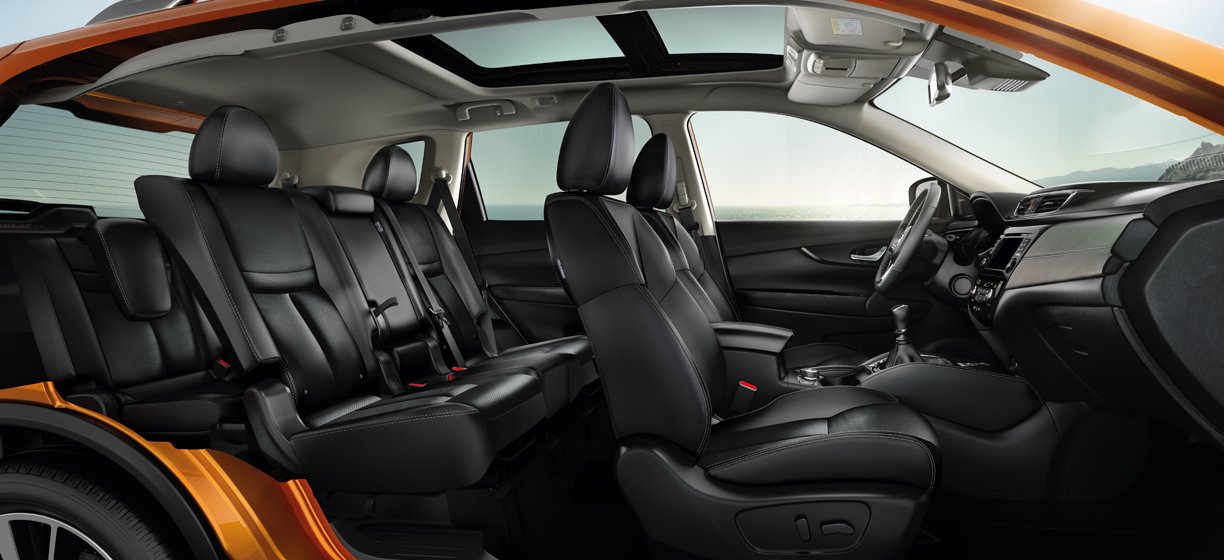 Side view of the interior of the X-Trail Left hand drive